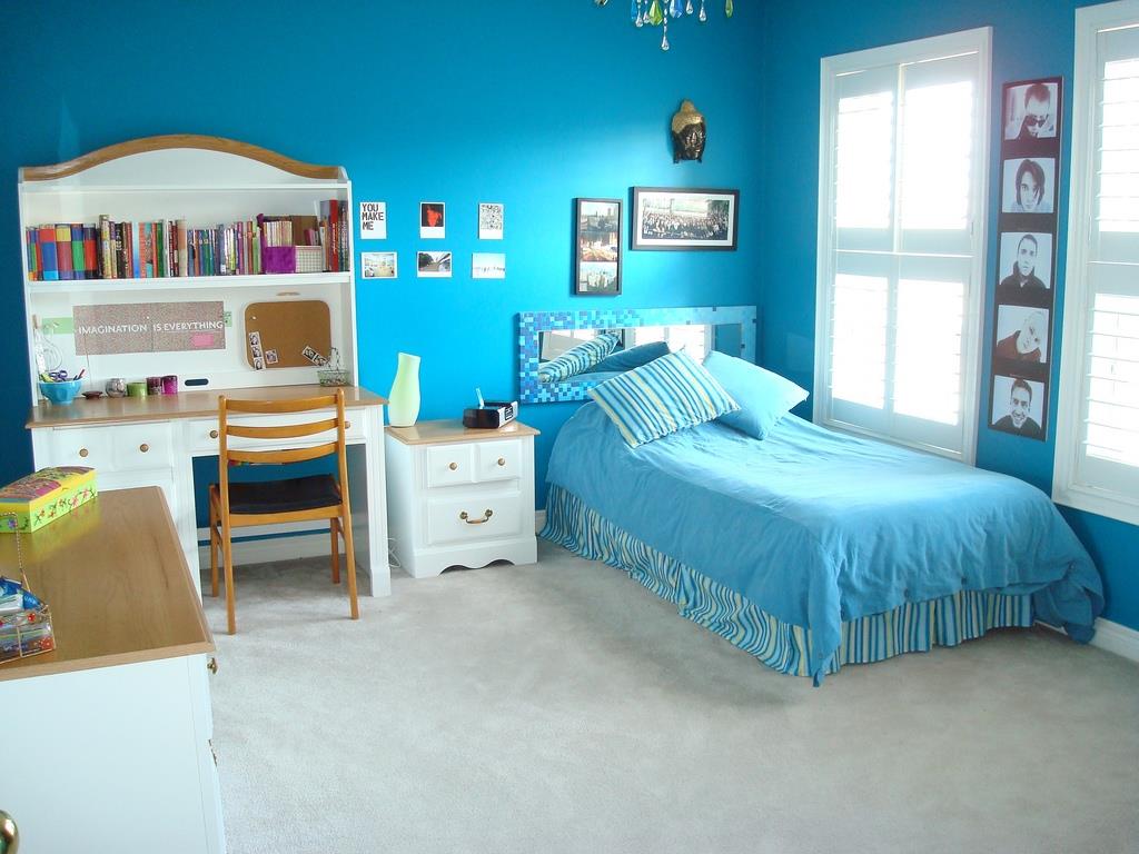 apartments awesome blue room theme design idea with blue wall blue bed cover with striped pillow motive photo frames white desk with white vase white study table with books and brown chair brown انتخاب رنگ مناسب برای خانه انتخاب رنگ مناسب خانه, ترکیب رنگ در دکوراسیون, رنگ تاکید, رنگ سایه, رنگ‌آمیزی خانه